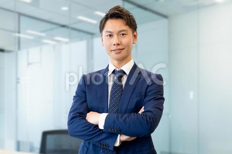 腕組みをする男性ビジネスマン 男性,ビジネス,笑顔の写真素材