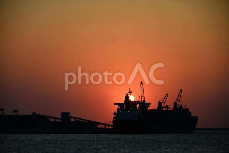 夕陽と貨物船のシルエット 貨物船,海,北海道風景の写真素材