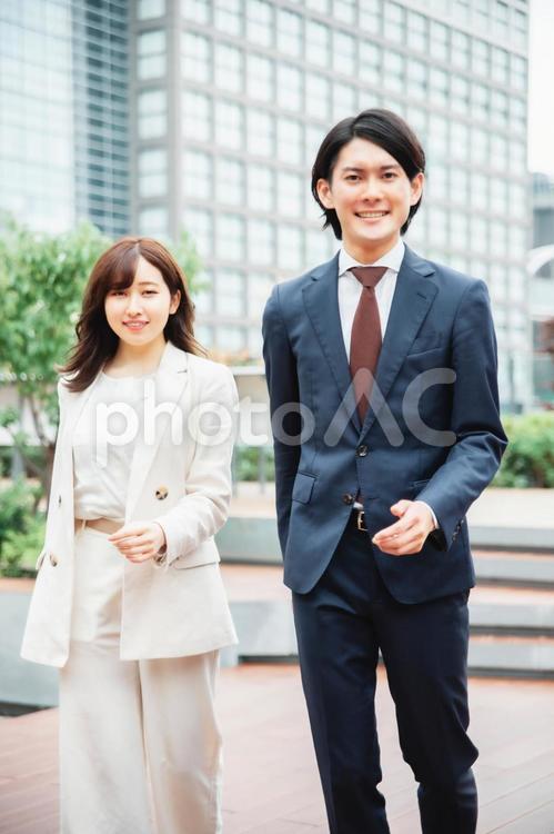 都会のビジネスマン、ビジネスウーマン（歩く） ビジネス,ビジネスマン,スーツの写真素材