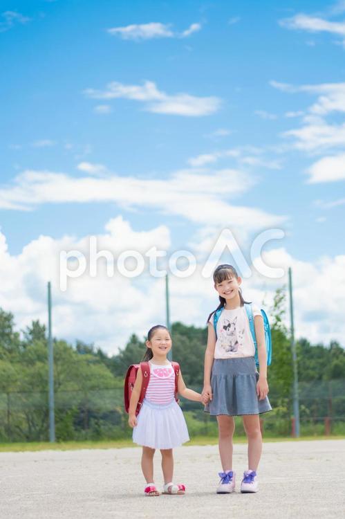 小学生の子供達 小学生,女の子,ランドセルの写真素材