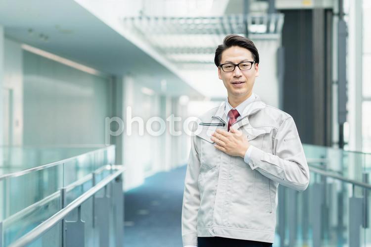 オフィスで働く男性エンジニア 日本人,男性,人物の写真素材