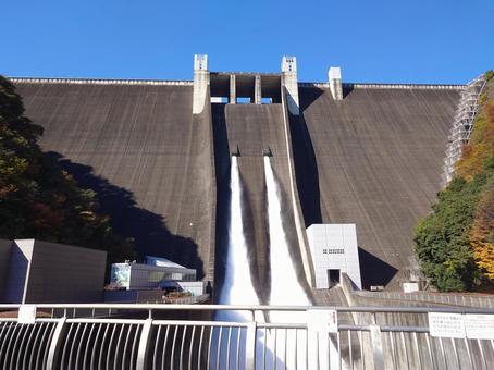 放流をしている宮ケ瀬ダム　神奈川県 ダム,宮ケ瀬ダム,宮ケ瀬湖の写真素材