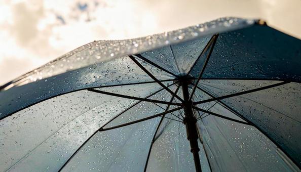 雨上がりの空と傘 雨上がりの空と傘の写真