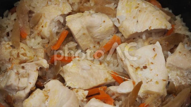 鳥釜めし・炊飯器で調理（マクロ撮影） 鳥釜めし,鶏肉,おこわの写真素材
