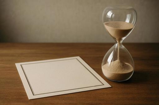 砂時計と紙(期限の迫る契約) 砂時計と紙(期限の迫る契約)の写真