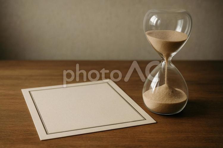 砂時計と紙（期限の迫る契約） 砂時計,砂,ガラスの写真素材