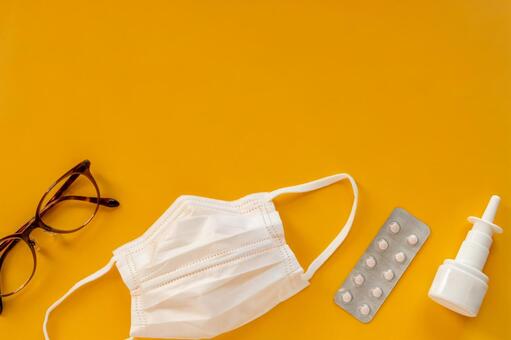 織布のマスクと薬と点鼻薬と眼鏡 花粉症,花粉,マスクの写真素材