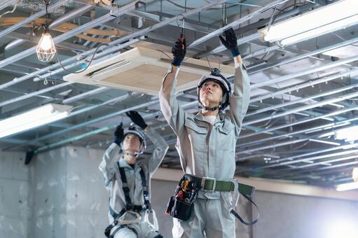建築現場で働く電気工事士 工事,作業員,建設の写真素材