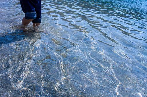 揺らぐ水面と子供の足 揺らぐ水面と子供の足 揺らぐ,足,水面の写真素材