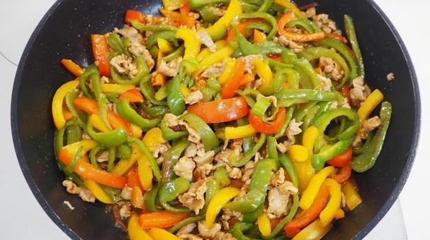 パプリカとピーマンの青椒肉絲・家庭料理 青椒肉絲,パプリカ,ピーマンの写真素材