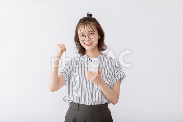 スマートフォンを使う女子大生 女性,人物,スマートフォンの写真素材