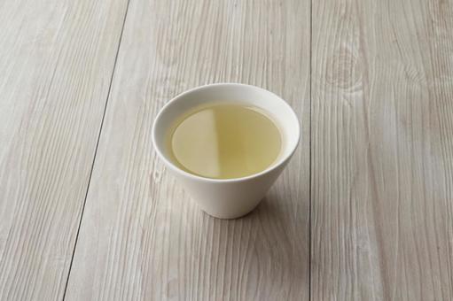 白コップ_木目テーブル_出汁 出汁,出汁パック,和風だしの写真素材