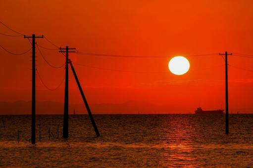 海中電柱 海中電柱,久津間海岸,夕陽の写真素材