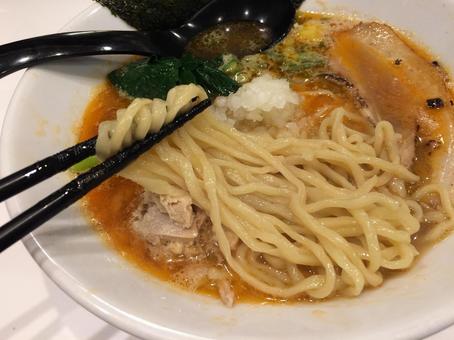 海老ラーメンのもちもち太麺の麺リフト 海老ラーメン,ラーメン,エビの写真素材