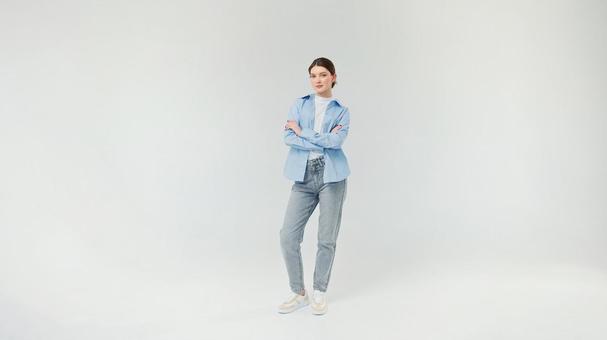 微笑み腕組みをする女性 微笑み腕組みをする女性の写真