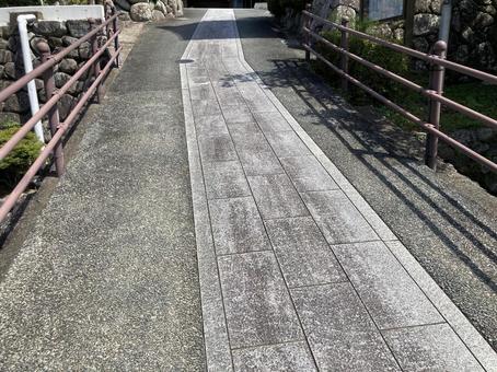 コンクリート舗装の坂道 コンクリート舗装の坂道の写真