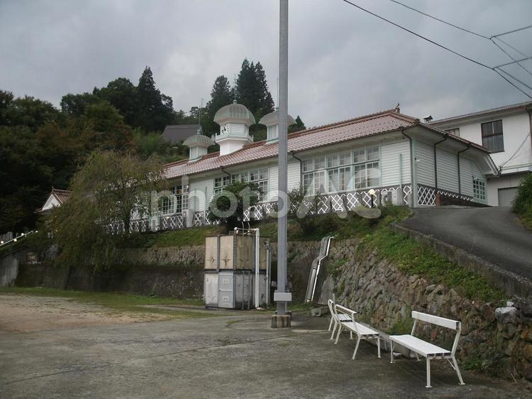 西洋風木造校舎の廃校「有木小学校」広島県 有木小学校,木造校舎,廃校の写真素材