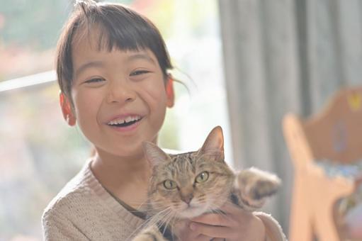 猫と笑顔の女の子４ 猫,ペット,子ネコの写真素材