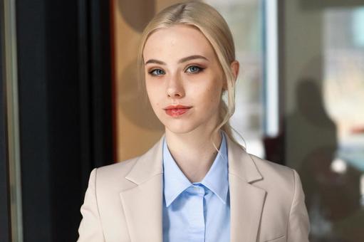 オフィスに居るカメラ目線のビジネスウーマン ビジネスウーマン,ビジネス,女性の写真素材