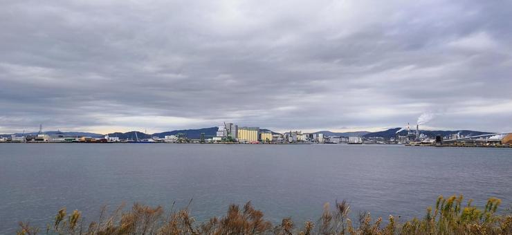 石巻港の工場（宮城県) 風景,海,工場の写真素材
