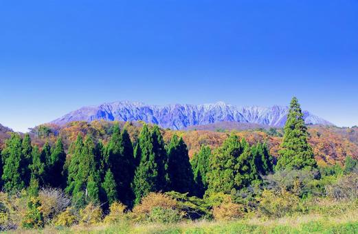 秋の風景/大山南壁と紅葉・青空 秋の風景/大山南壁と紅葉・青空 秋の風景,秋,大山の写真素材