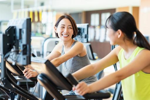 ジムでトレーニングするミドルの女性の写真