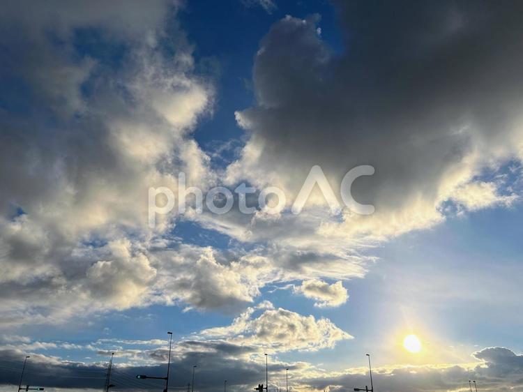 夕空、夕焼け、夕日 夕空,青空,夕日の写真素材