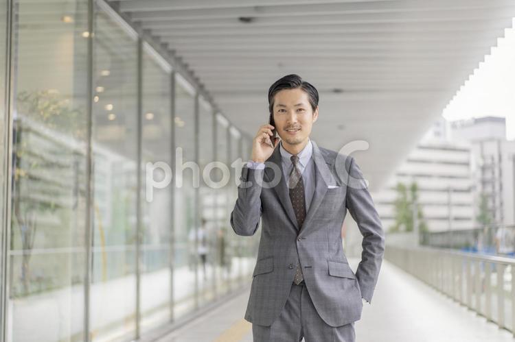 ビジネス　男性　スーツ　電話 ビジネス,男性,ビジネスマンの写真素材