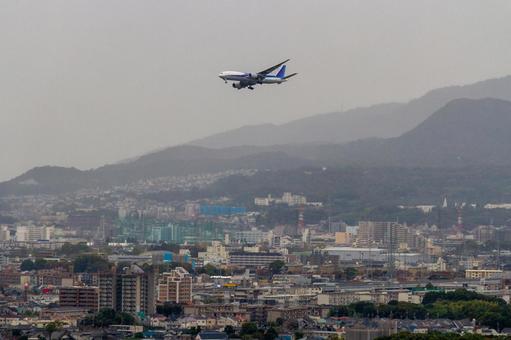 街を背景に旋回して着陸する飛行機 街を背景に旋回して着陸する飛行機 飛行機,空港,着陸の写真素材