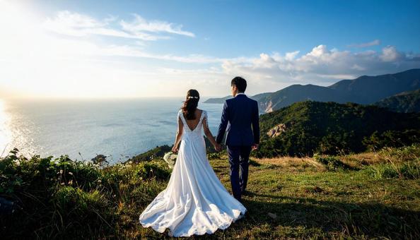結婚式で手をつないで歩く新郎新婦 結婚式で手をつないで歩く新郎新婦の写真