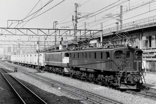 EF15形のけん引する貨物列車 EF15形のけん引する貨物列車 のりもの,鉄道写真,鉄道車両の写真素材