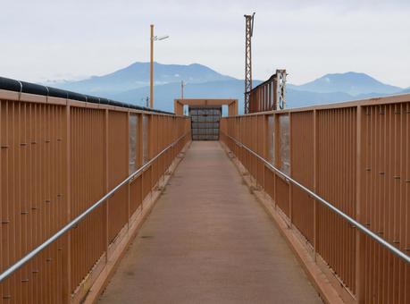 山望む歩道橋 山望む歩道橋の写真