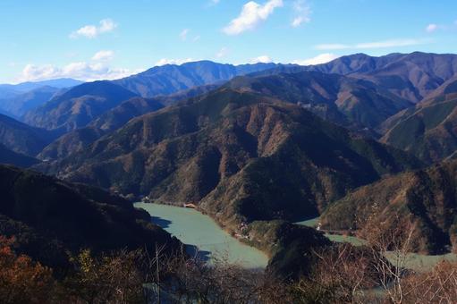 晩秋の奥多摩湖 山,山並み,山頂の写真素材