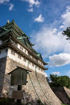 青空と石垣に映える名古屋城 名古屋城,城,天守閣の写真素材