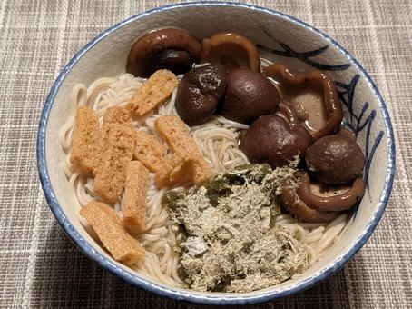 小雪過ぎの朝食に食べたシイタケうどん 椎茸,きのこ,うどんの写真素材