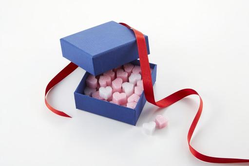 ハートがいっぱい詰まった青い箱 ハートがいっぱい詰まった青い箱 箱,ハート,ボックスの写真素材