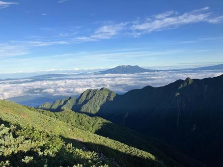 空木岳へ向かう道から見える御嶽山 空木岳へ向かう道から見える御嶽山の写真