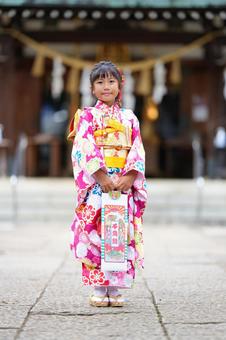 晴れ着姿でまっすぐ立つ女の子 晴れ着姿でまっすぐ立つ女の子の写真