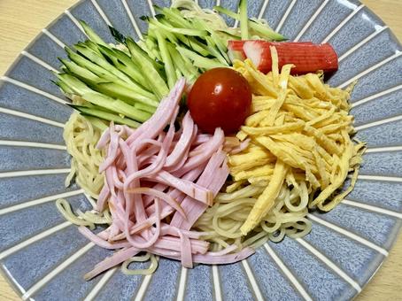 暑い日のイメージ 冷やし中華 暑い日のイメージ 冷やし中華 夏,暑い日,猛暑日の写真素材