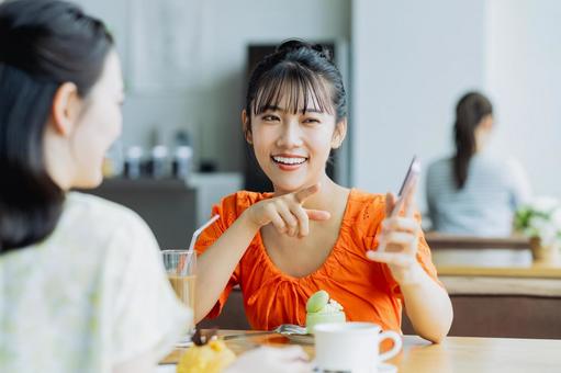 カフェでくつろぐ若い女性 カフェでくつろぐ若い女性 カフェ,飲食店,スマートフォンの写真素材