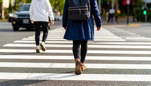 青信号で横断歩道を渡る子供たち 青信号で横断歩道を渡る子供たちの写真