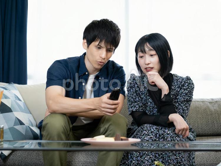 １３：夫婦団らん（ソファー） 団らん,ソファー,女性の写真素材