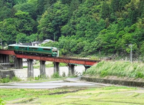 鉄橋を渡るゆふいんの森号 鉄橋を渡るゆふいんの森号の写真