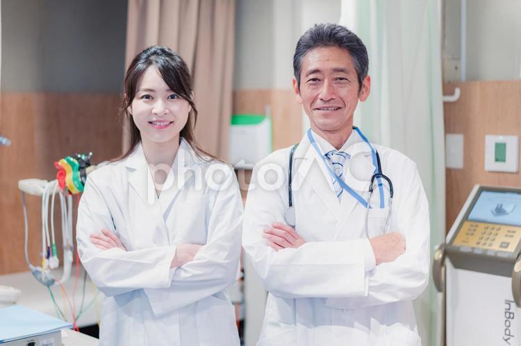 笑顔で腕を組む2人のドクター 人物,チーム医療,白衣の写真素材
