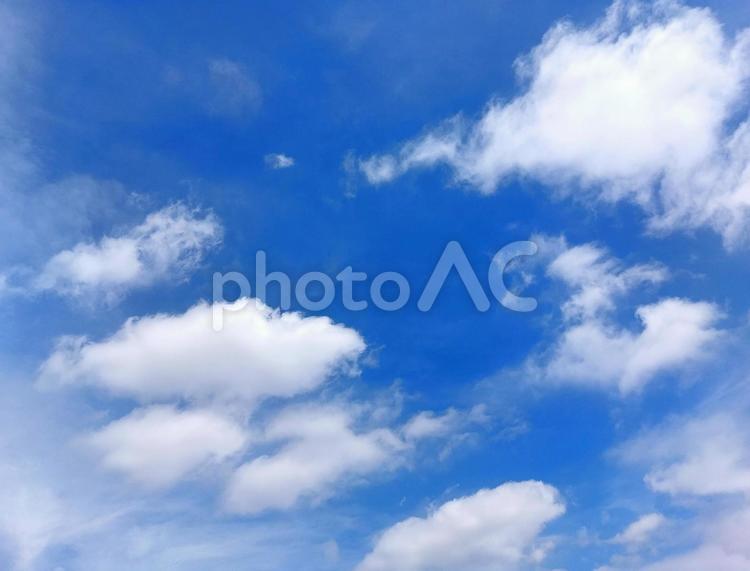さわやかな青い空と白い雲③ 青空,空,秋空の写真素材
