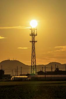 夕焼けの鉄塔 夕焼けの鉄塔の写真