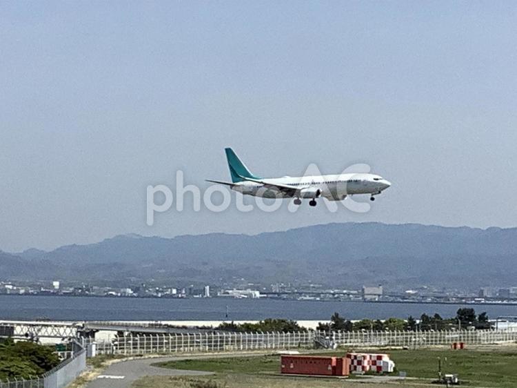 着陸する小型旅客機 旅客機,飛行機,乗り物の写真素材