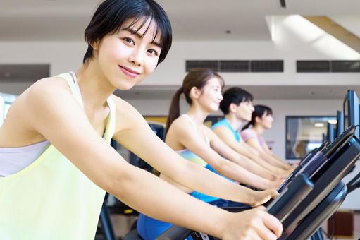 スポーツジムでトレーニングする女性達 女性,エクササイズ,トレーニングの写真素材