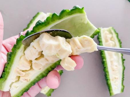 Preparing bitter melon, JPG Preparing bitter melon, JPG