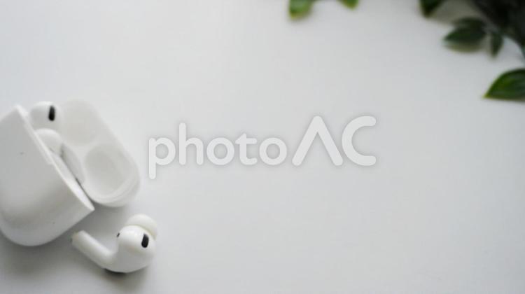 ワイヤレスイヤホンと観葉植物のフレーム背景　 ワイヤレスイヤホン,イヤホン,ノイズキャンセリングの写真素材